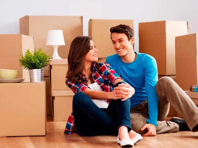 pareja-feliz-mudanza-sin-estres-min